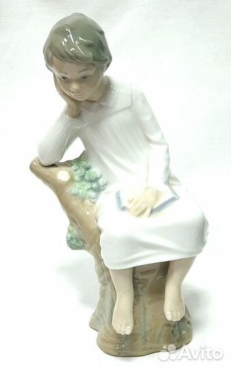 Статуэтка «Мальчик с книгой» lladro
