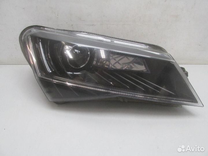 Фара правая Skoda Superb