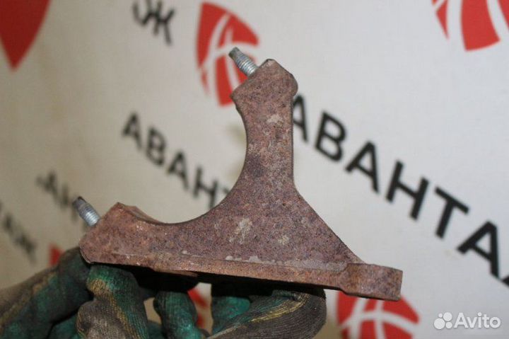 Кронштейн привода правый Ford Focus 2 1.6L