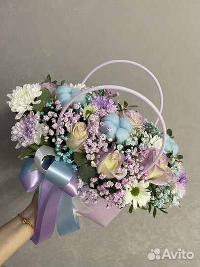 Композиция хлопок, хризантемы, гипсофила, розы