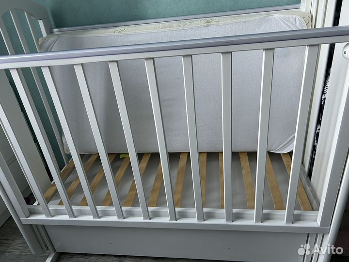 Детская кроватка с маятником