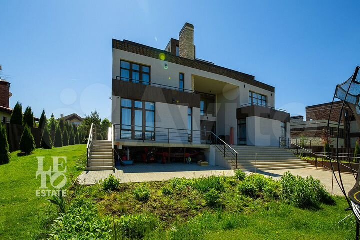 Дом 979 м² на участке 20 сот.