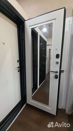 Дверь входная с зеркалом. Гарда 7.5