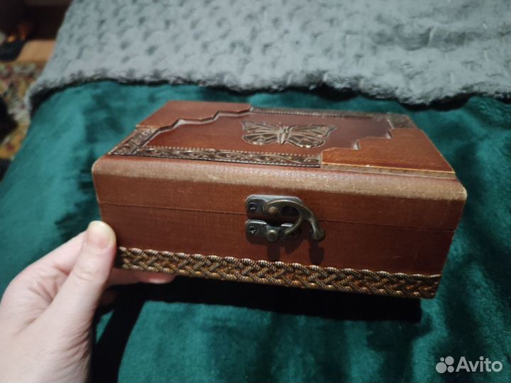 Деревянная шкатулка