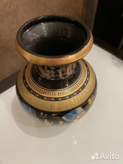 Ваза в египетском стиле с изображением Нефертити