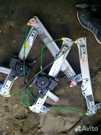 Стеклоподъемник двери у Corsa D купе