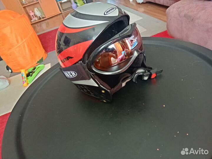 Горнолыжный шлем с очками