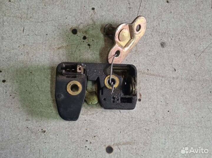 Замок багажника Volkswagen Golf 3 Фольксваген