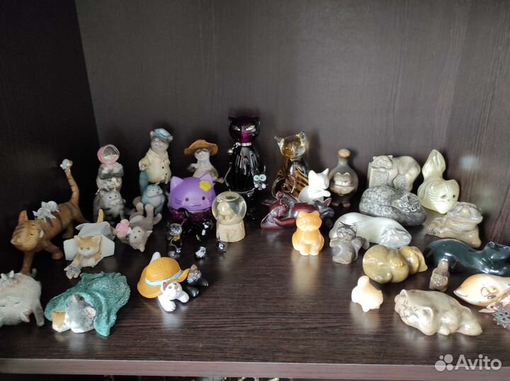 Коллекция фигурок кошек