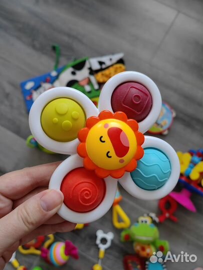 Игрушки для малышей пакетом 700
