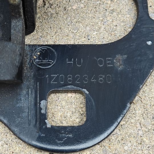 Крюк капота Skoda Octavia 2004-2013