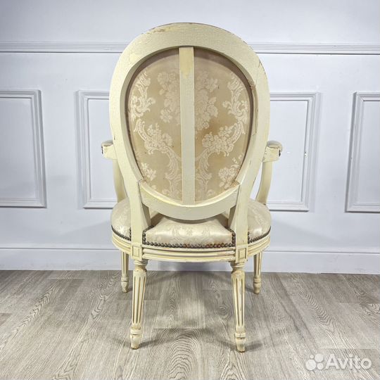 Антикварное кресло с круглой спинкой в стиле Людовика XVI