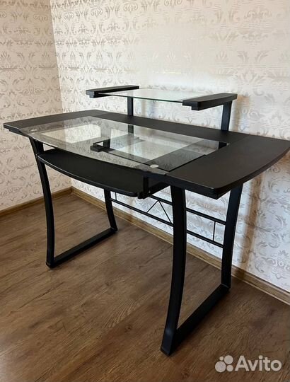 Компьютерный стол стеклянный