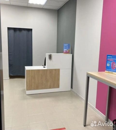 Сотрудник в пункт выдачи заказов