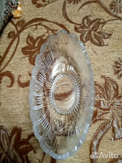 Ваза для фруктов на ножке и салатницы