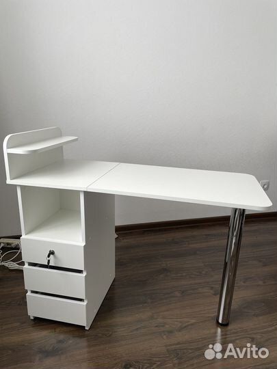 Стол маникюрный