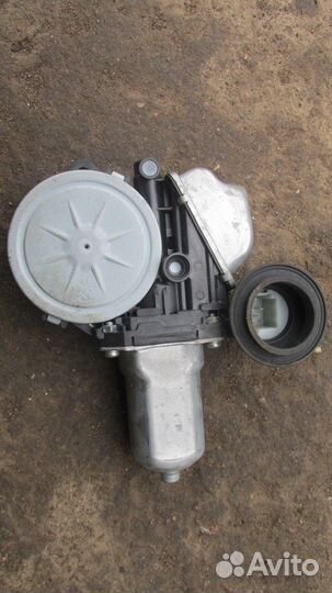 Моторчик стеклоподъемника задний правый