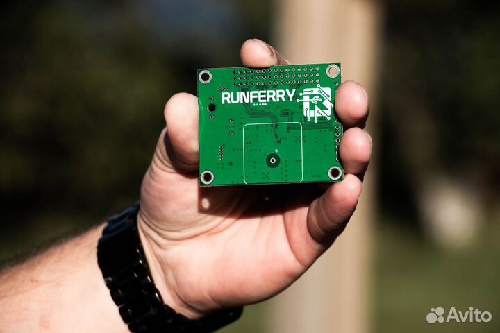 Карповый прикормочный кораблик с GPS Runferry