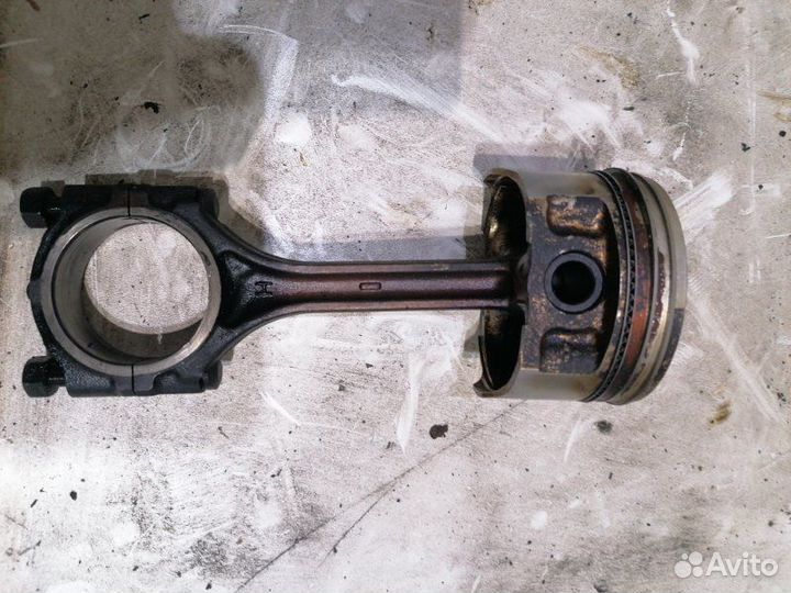 Поршень c шатуном Mitsubishi Lancer Cedia CS2A