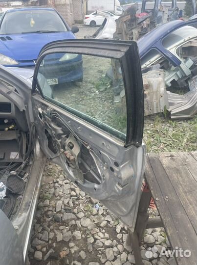 Toyota Avensis 1 Дверь передняя правая