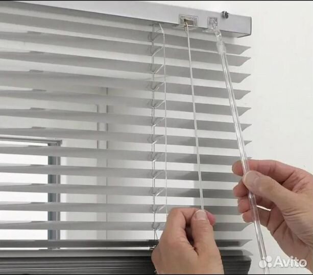 Окно, новое. Горизонтальные жалюзи белые