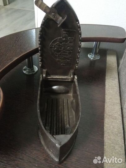 Старинный угольный утюг