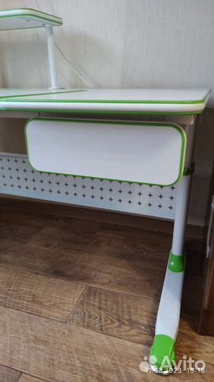 Растущая парта (письменный стол) и стул (кресло)