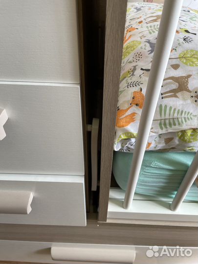 Детская кроватка с маятником