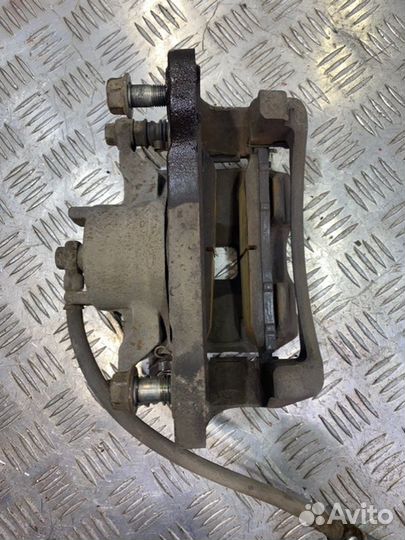 Суппорт тормозной передний правый Mitsubishi L 200