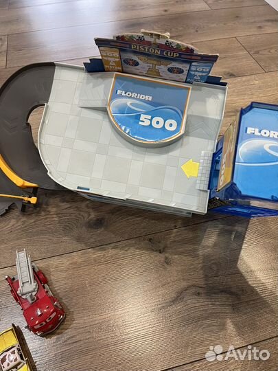 Гараж тачки дисней и машинки к нему