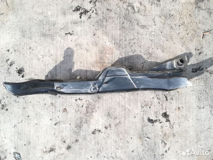 Пыльник крыла левого Toyota Corolla E150