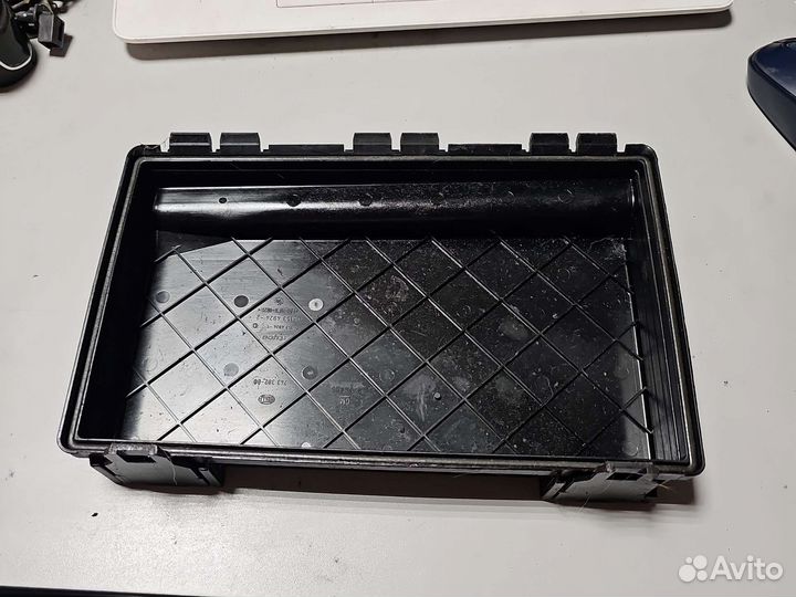 Крышка блока предохранителей Opel Astra H Zafira B