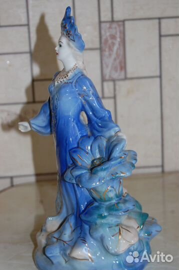 Фарфоровая статуэтка россия