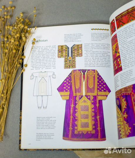 Книга на английском Вышивка народов со всего мира