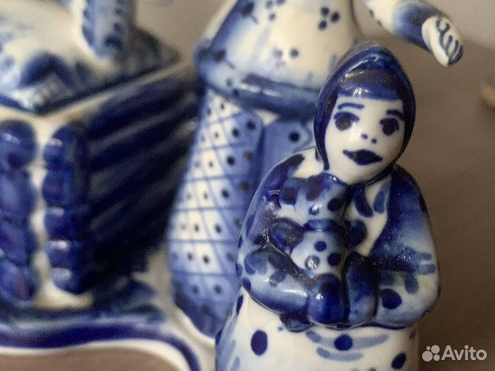 Гжель, композиция у колодца