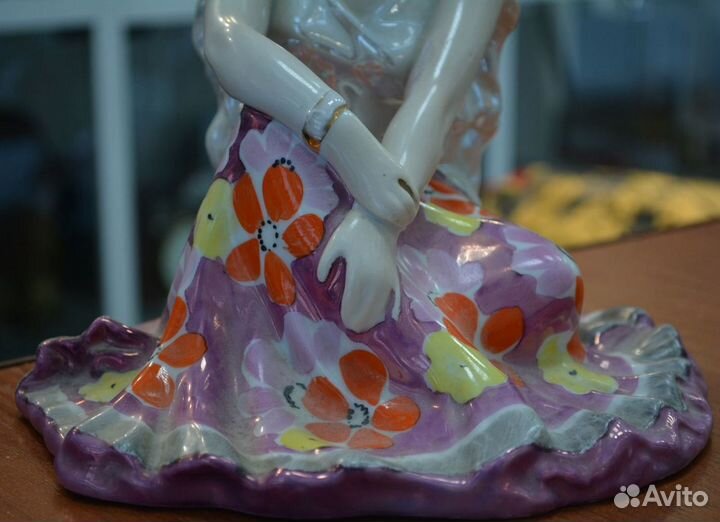 Фарфоровая статуэтка- Цыганка Земфира сидящая