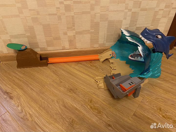 Битва на пляже акул в городе хот вилс