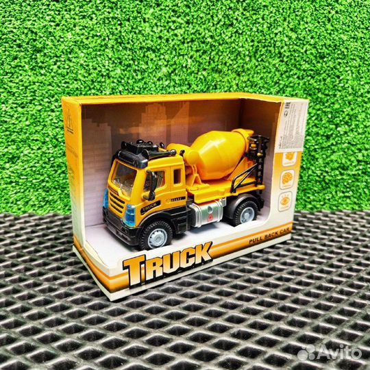 Пластиковая инерционная машина бетономешалка