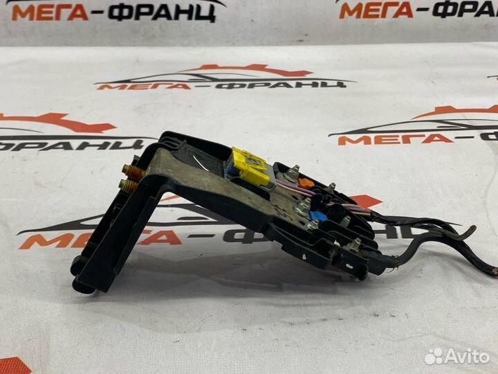 Блок предохранителей под капот передний Peugeot