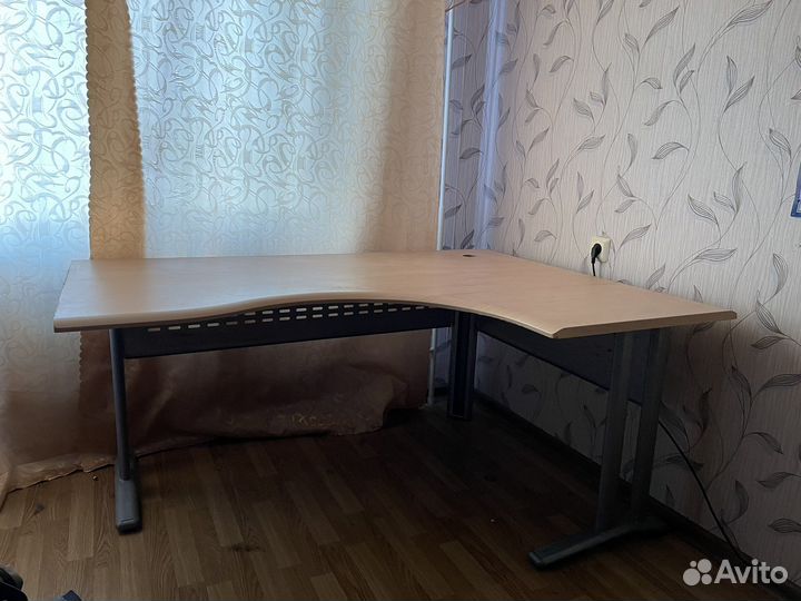 Угловой стол