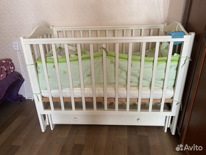 Детская кроватка с маятником