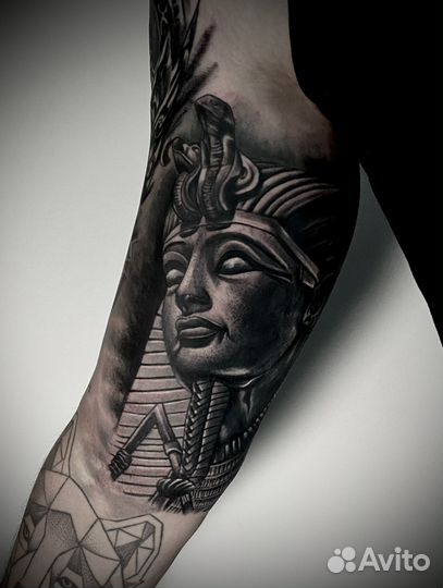 Мастер татуировки