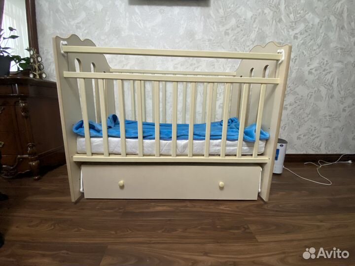 Детская кроватка с маятником и ящиком