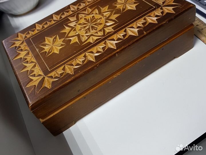 Деревянная шкатулка