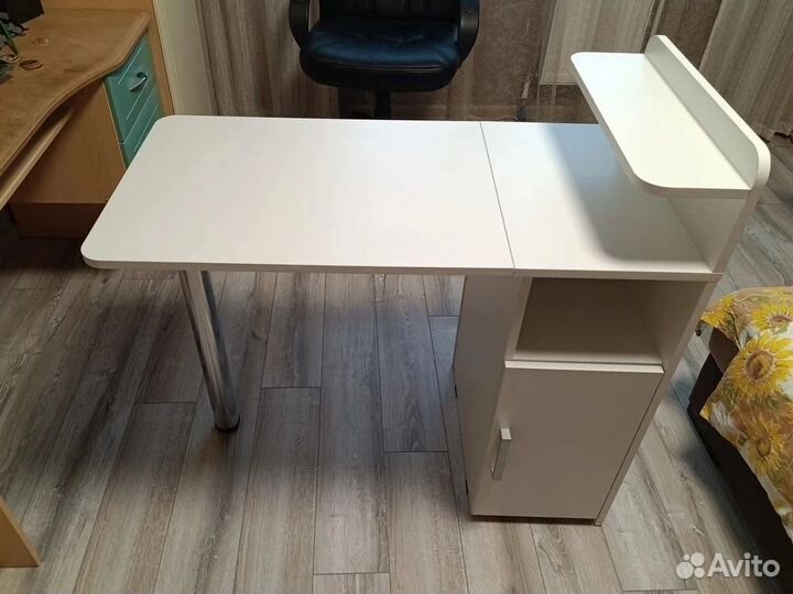 Маникюрный стол