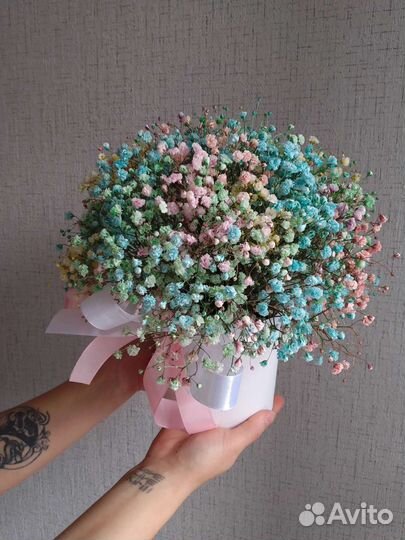 Композиция в коробке из радужной гипсофилы