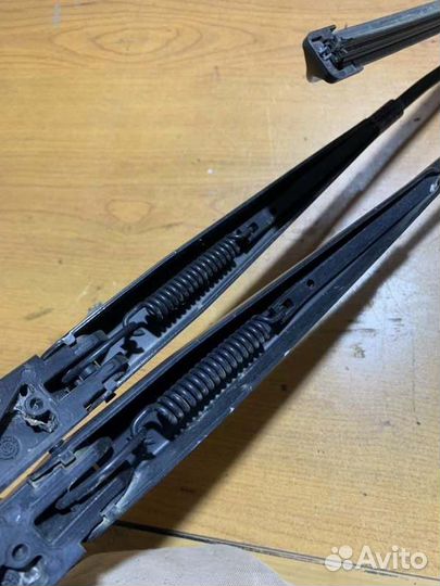 Поводок дворника передний правый Skoda Octavia A5