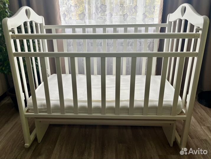 Детская кроватка с поперечным маятником