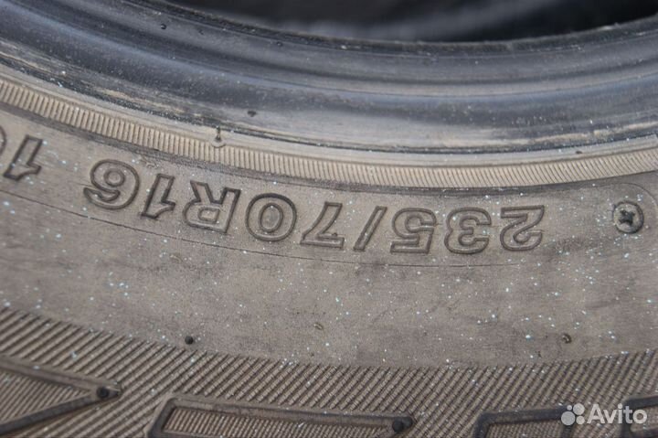 Bridgestone Blizzak Ice 235/70 R16