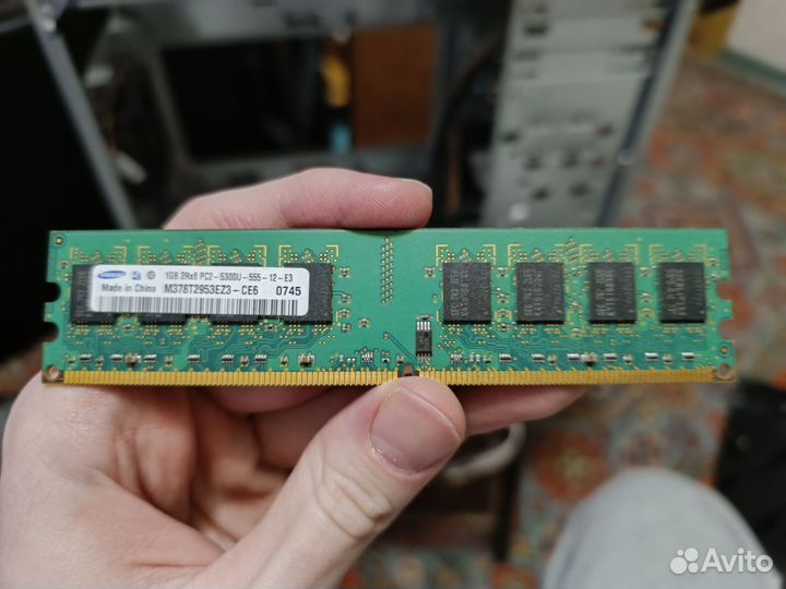 Материнская плата с комплектующими на ней